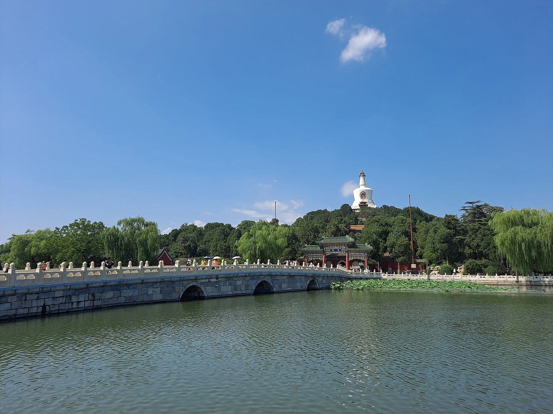 Yong’an Bridge across the water, with the White Dagoba rising above Qionghua Island beyond.