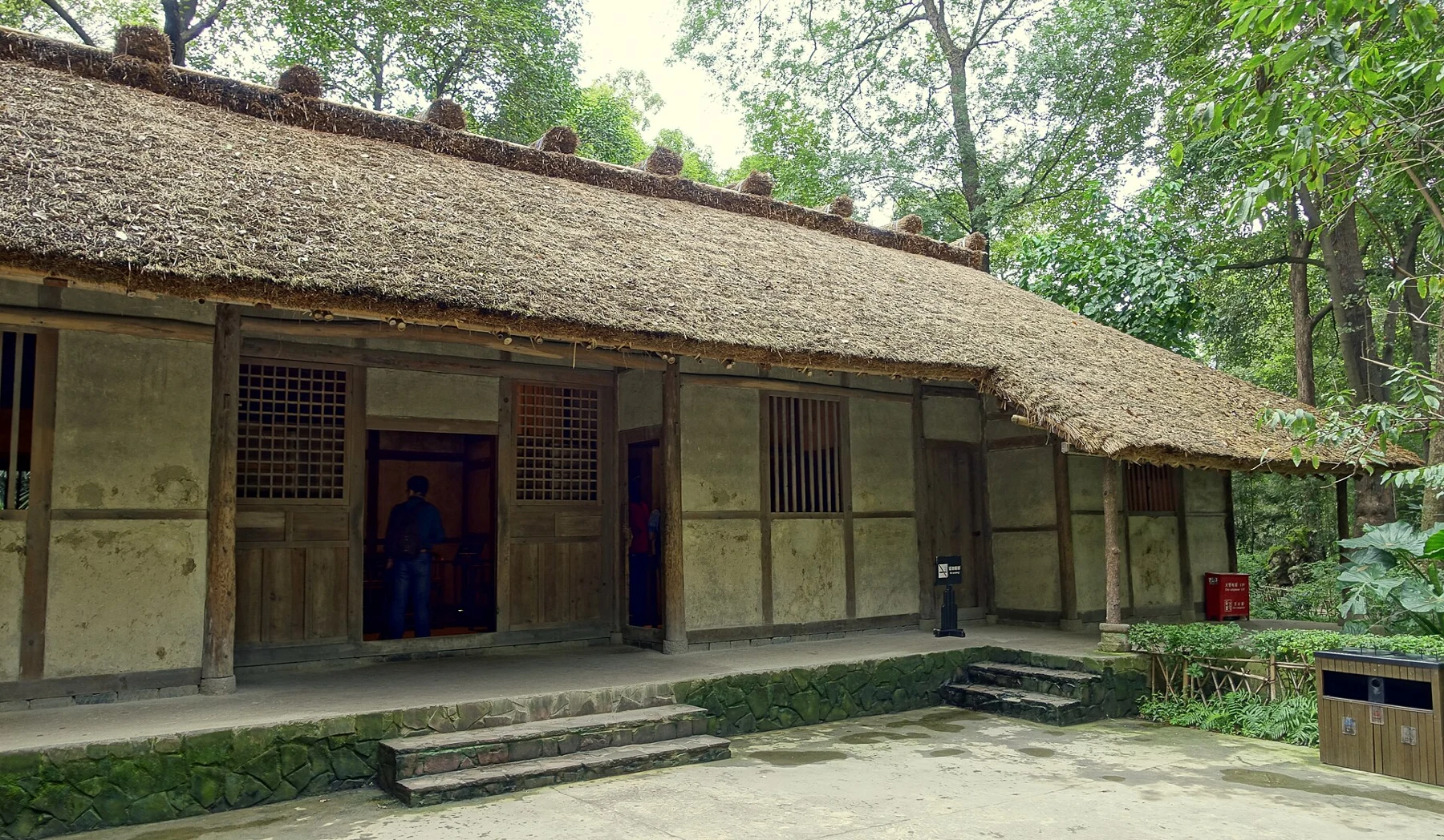 The reconstructed residential cottage exterior, photographed in 2015; matched against the museum’s building reference.