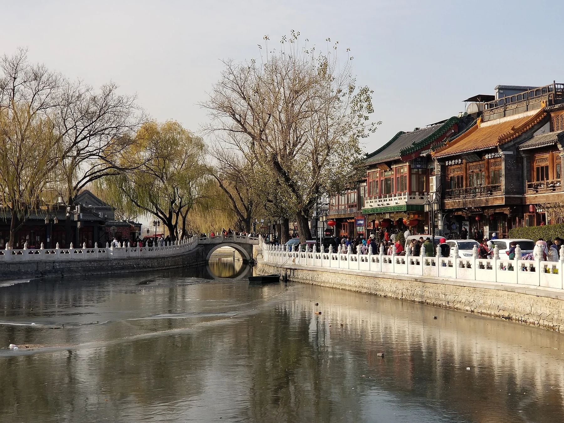 The stone arch of Yinding Bridge between two lakes