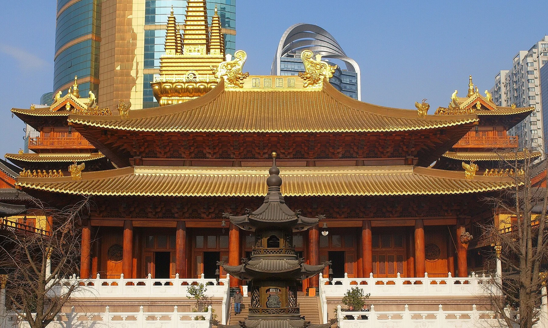 Broad main-hall roof above the courtyard and incense burner.