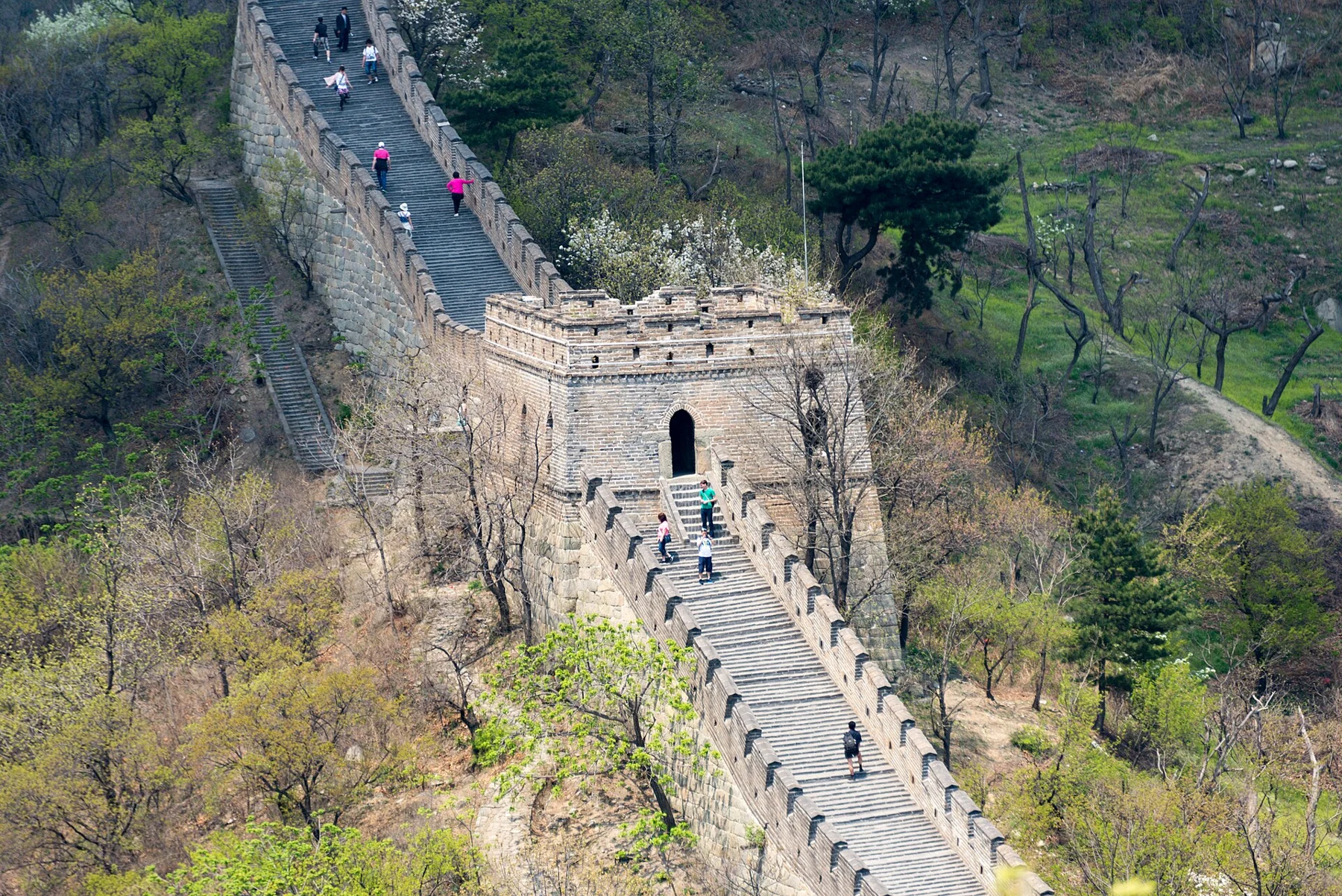 A view along the walkway and towers at Mutianyu.
