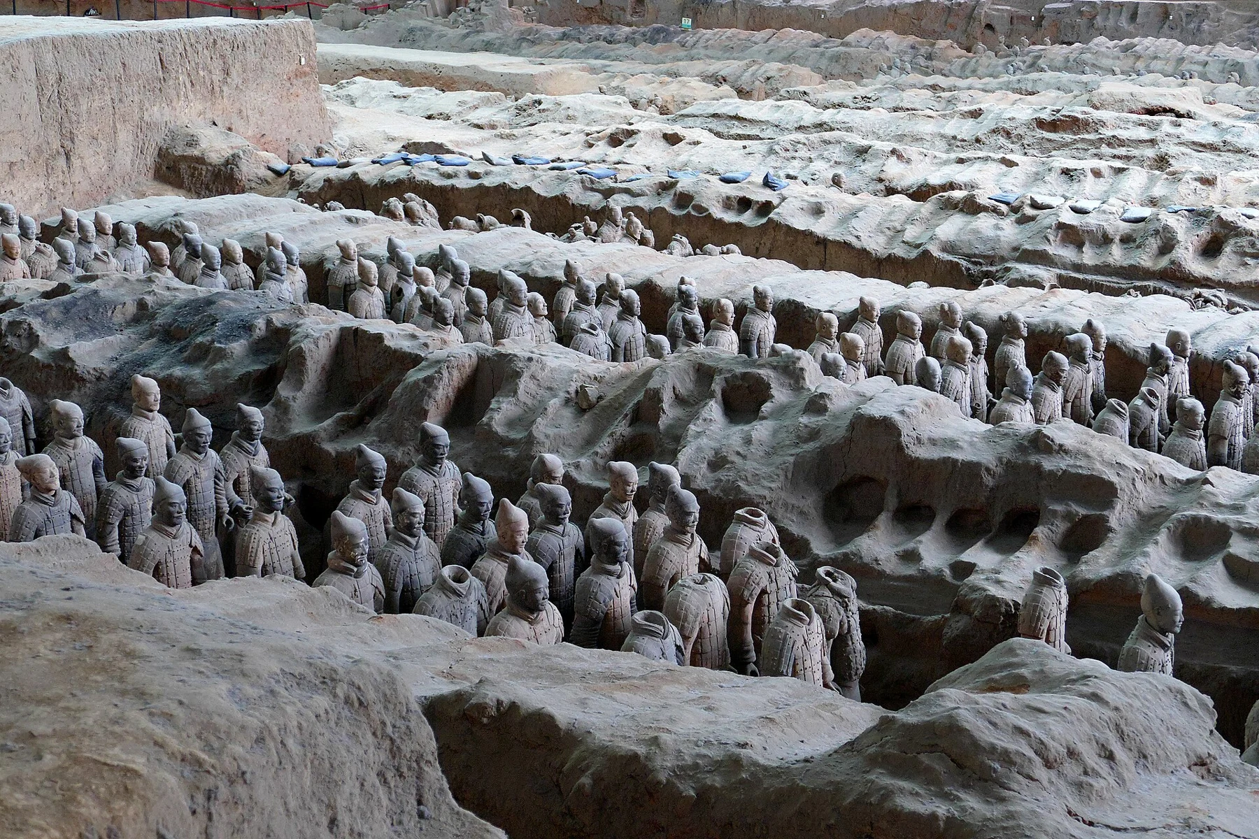 Rows and fragments in the Pit 1 excavation hall