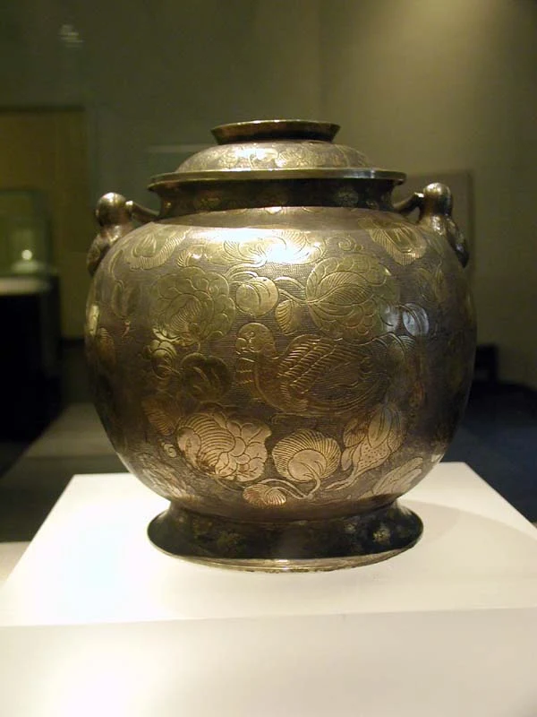 Gilt silver vessel with handle and parrot patterns