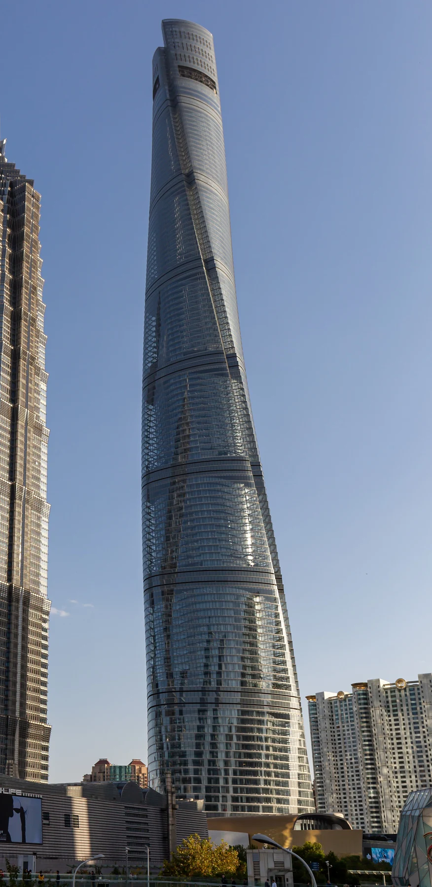 Shanghai Tower’s rounded, twisting profile above the neighbouring street-level buildings.