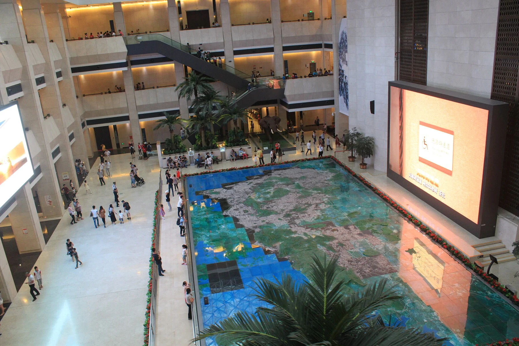 Large geographical relief model, planting and multi-level galleries in the museum atrium