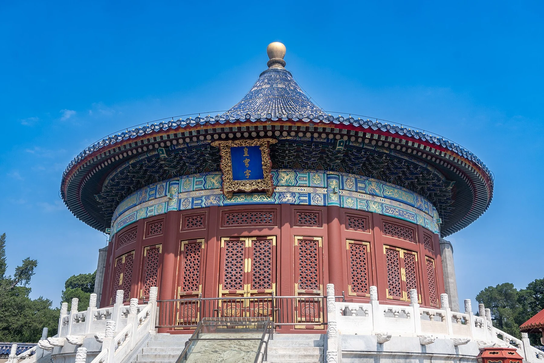 The Imperial Vault of Heaven with one blue conical roof above a red circular hall.