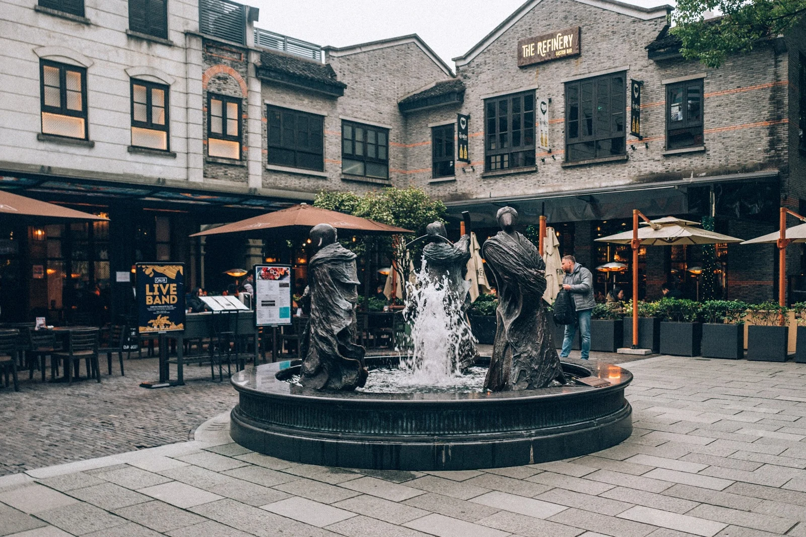 Fountain with Sculptures in Xintiandi Shanghai 20210329.jpg